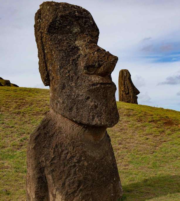 moai-statues-of-ranu-raraku-easter-island-chile-HCPKW7E.jpg
